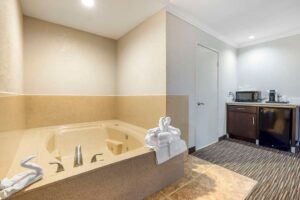 Best Western Redondo Beach Galleria Inn Hotel Beach City La - jacuzzi hotel room