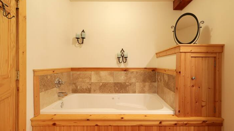 Brush Mountain Lodge, cabin with a private hot tub