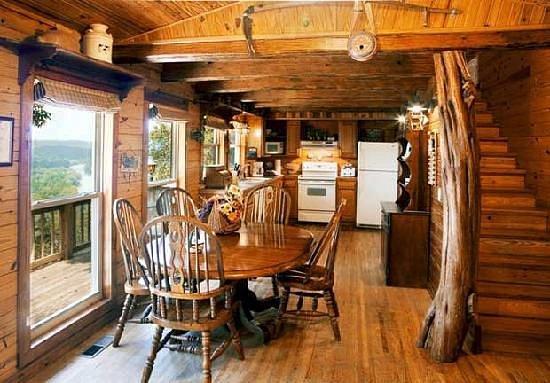 Can-U-Canoe Riverview Cabins, cabin with a private hot tub, photo 5