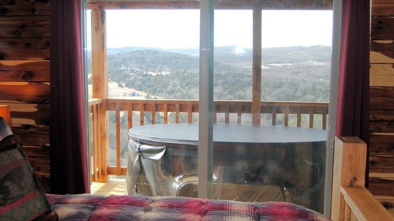 Can-U-Canoe Riverview Cabins, cabin with a private hot tub, photo 7