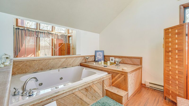 Charming Poconos Abode, cabin with a private hot tub