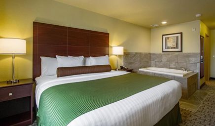 Cobblestone Hotel & Suites – Orrville, room with private jacuzzi, photo 1