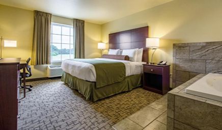Cobblestone Hotel & Suites – Orrville, room with private jacuzzi, photo 2