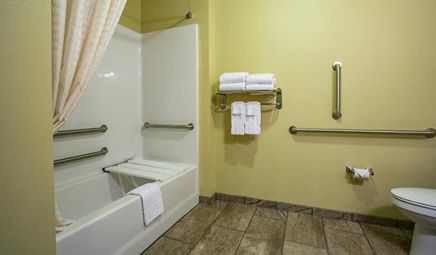 Cobblestone Hotel & Suites – Orrville, room with private jacuzzi, photo 3