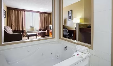 Comfort Inn Downtown Cleveland 1 - jacuzzi hotel room