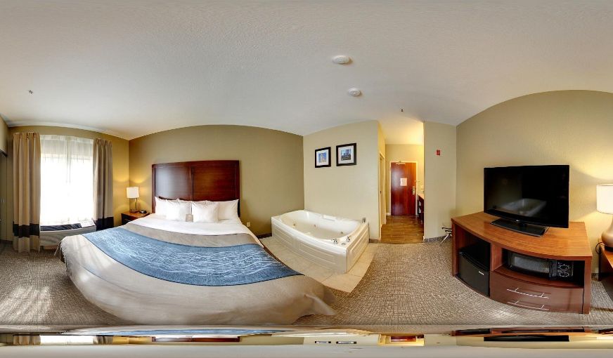 Comfort Inn & Suites Grafton-Cedarburg, room with private jacuzzi, photo 2