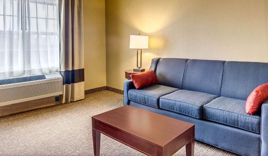 Comfort Inn & Suites Grafton-Cedarburg, room with private jacuzzi, photo 3