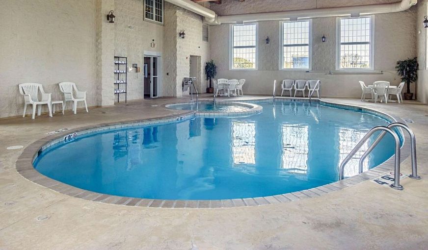 Comfort Inn & Suites Grafton-Cedarburg, room with private jacuzzi, photo 5
