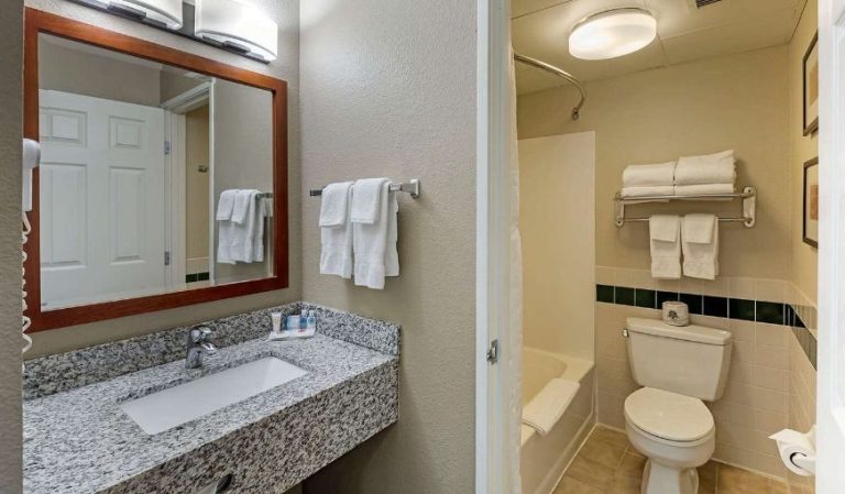 Comfort Inn & Suites Jackson – West Bend