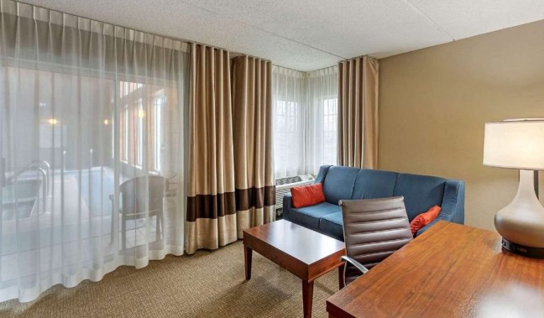 Comfort Inn & Suites Jackson – West Bend