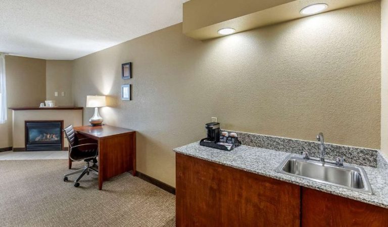 Comfort Inn & Suites Jackson – West Bend