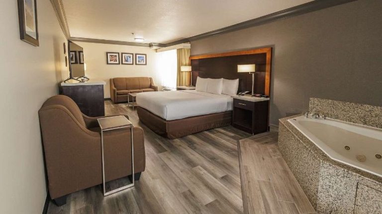 Comfort Inn & Suites Near Universal – N. Hollywood – Burbank