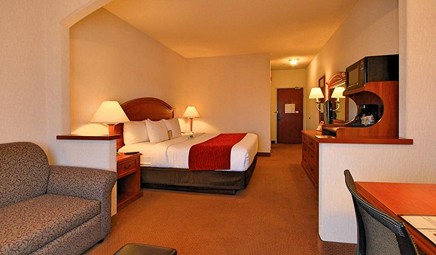 Comfort Suites Near Six Flags Magic Mountain, room with private jacuzzi, photo 3