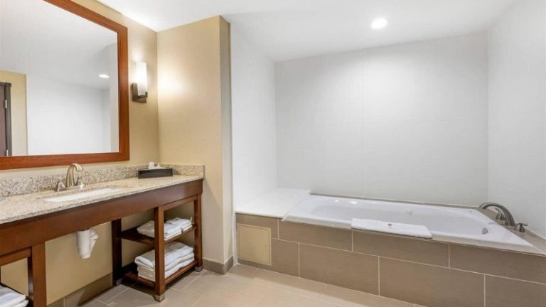 Comfort Suites West Omaha