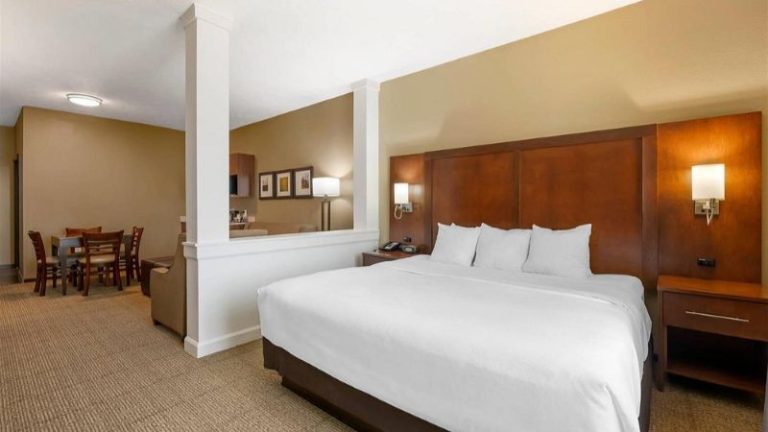 Comfort Suites West Omaha