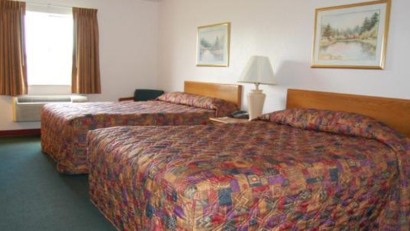 Country Haven Inn Hillsboro, room with private jacuzzi, photo 2