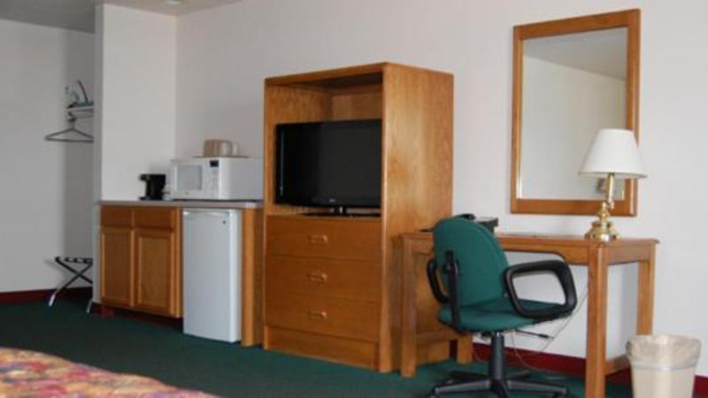Country Haven Inn Hillsboro, room with private jacuzzi, photo 3