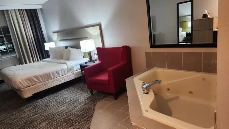 Country Inn & Suites by Radisson, Decatur, IL