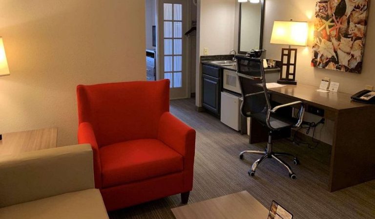 Country Inn & Suites by Radisson, Kenosha, WI