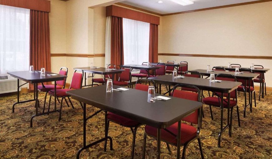 Country Inn & Suites by Radisson, Macedonia, OH, room with private jacuzzi, photo 6