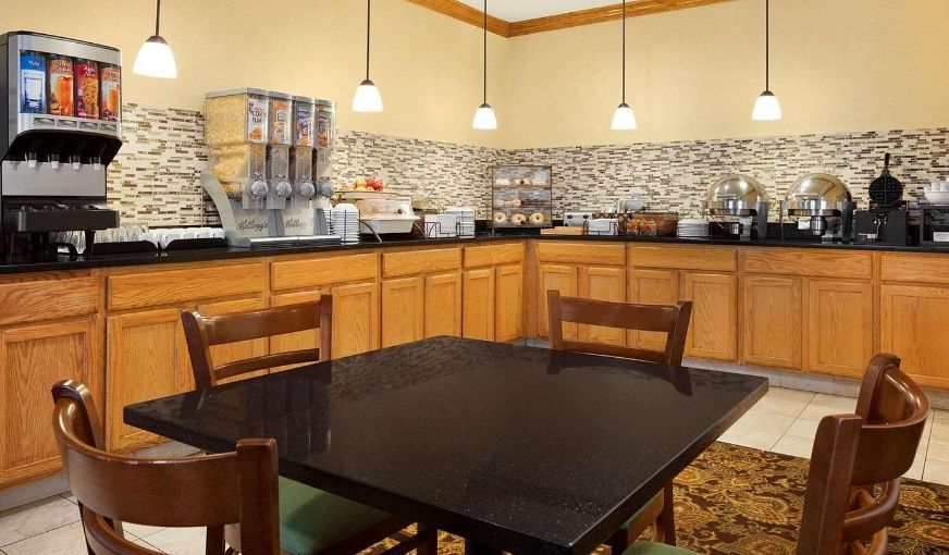 Country Inn & Suites by Radisson, Macedonia, OH, room with private jacuzzi, photo 7