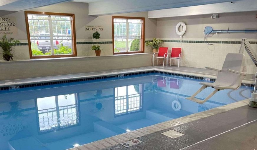 Country Inn & Suites by Radisson, Macedonia, OH, room with private jacuzzi, photo 8
