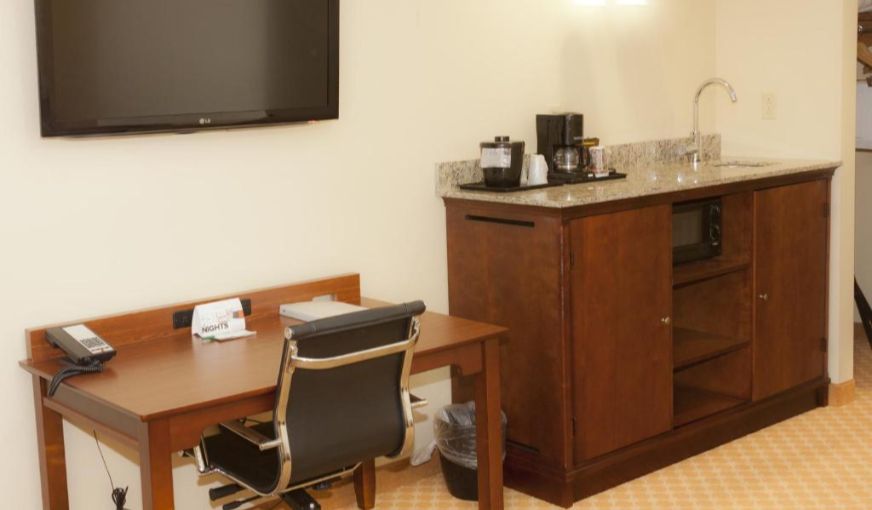 Country Inn & Suites by Radisson, Macedonia, OH, room with private jacuzzi, photo 4