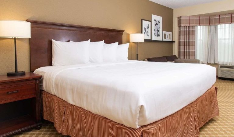 Country Inn & Suites by Radisson, Milwaukee West Brookfield, WI