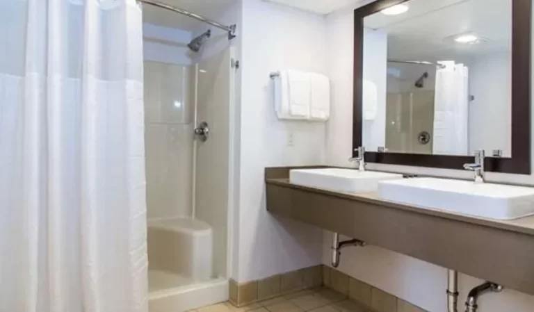Country Inn & Suites by Radisson, Milwaukee West Brookfield, WI