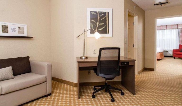 Country Inn & Suites by Radisson, Milwaukee West Brookfield, WI
