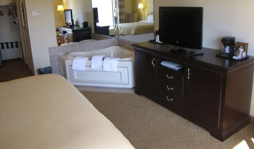 Country Inn & Suites by Radisson, West Bend, WI, room with private jacuzzi, photo 2