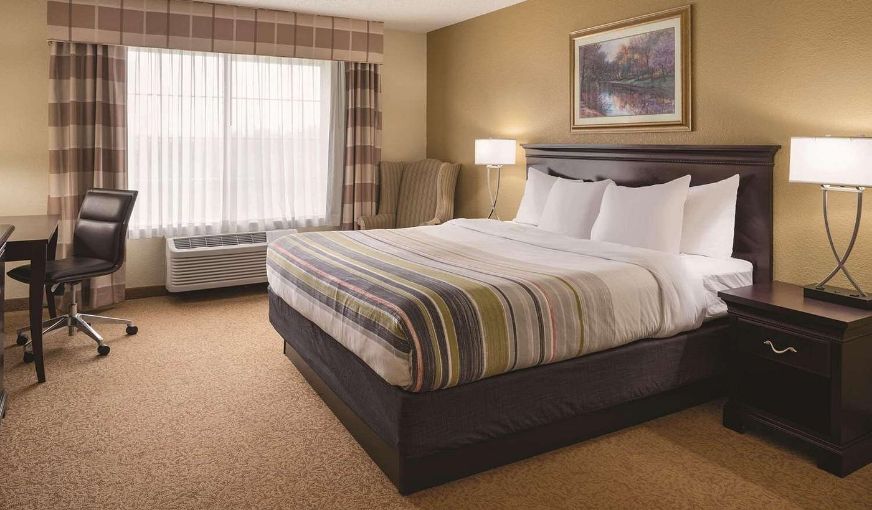 Country Inn & Suites by Radisson, West Bend, WI, room with private jacuzzi, photo 3