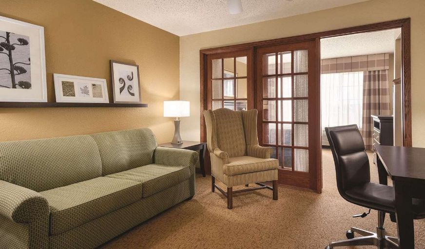 Country Inn & Suites by Radisson, West Bend, WI, room with private jacuzzi, photo 4