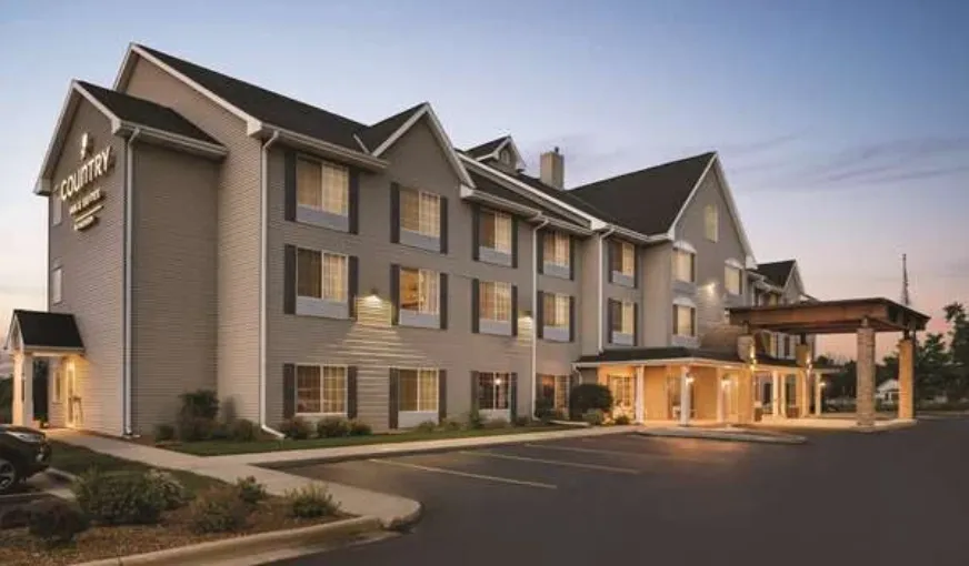 Country Inn & Suites by Radisson, West Bend, WI, room with private jacuzzi, photo 5
