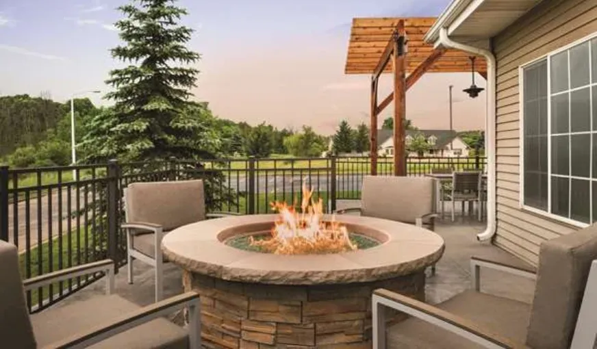 Country Inn & Suites by Radisson, West Bend, WI, room with private jacuzzi, photo 6