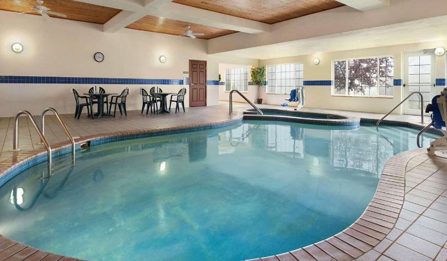 Country Inn & Suites by Radisson, West Bend, WI, room with private jacuzzi, photo 7
