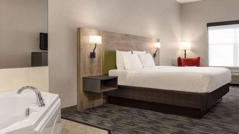 Country Inn & Suites by Radisson, St. Cloud East, MN