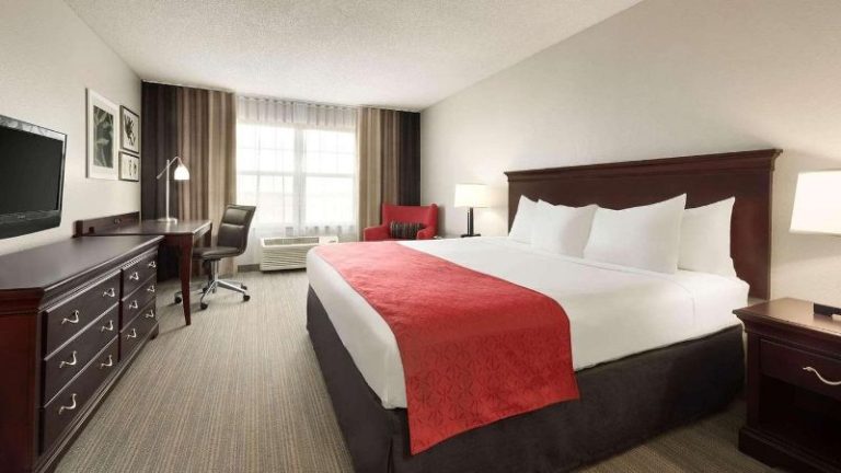 Country Inn & Suites by Radisson, Kansas City at Village West, KS