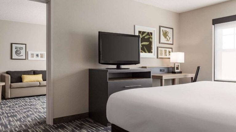 Country Inn & Suites by Radisson, St. Cloud East, MN