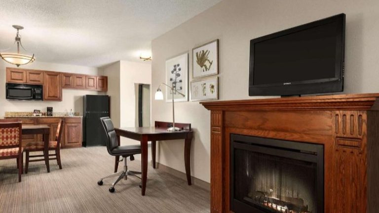 Country Inn & Suites by Radisson, Kansas City at Village West, KS