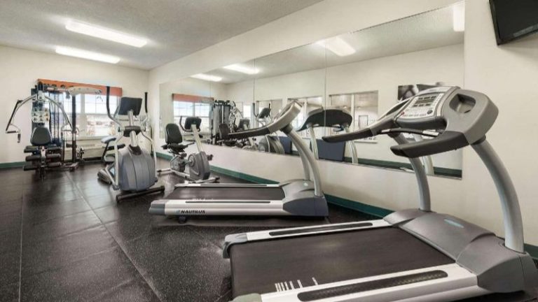 Country Inn & Suites by Radisson, Kansas City at Village West, KS