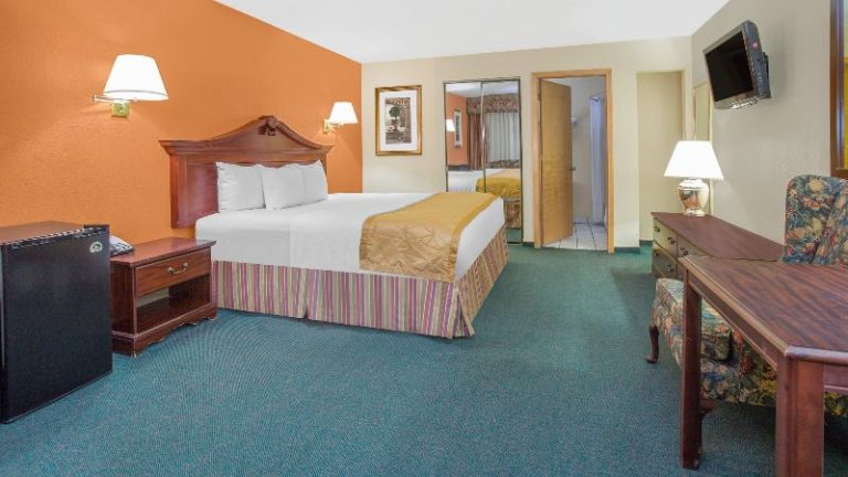 Days Inn & Suites by Wyndham Red Rock-Gallup