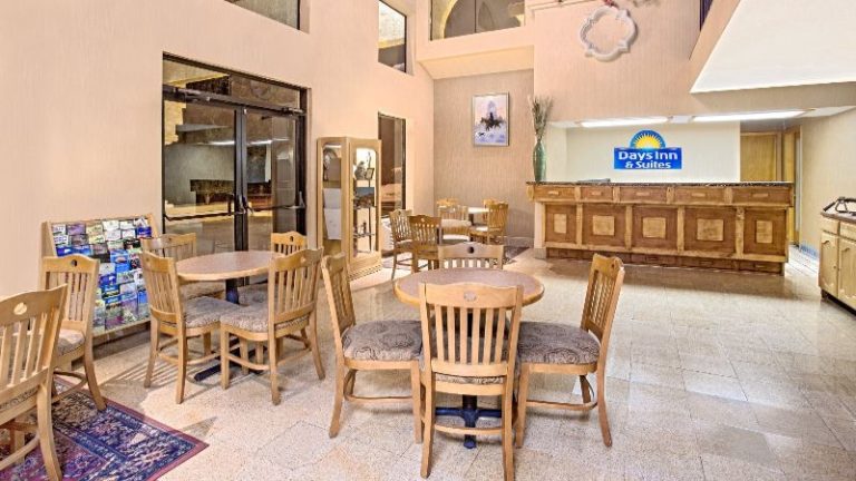 Days Inn & Suites by Wyndham Red Rock-Gallup