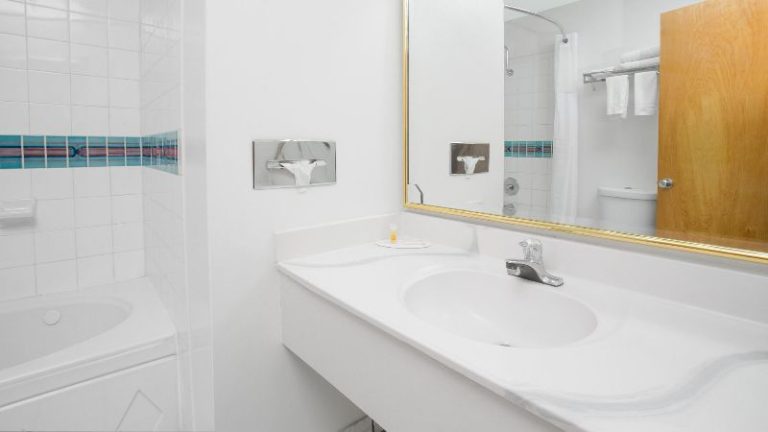 Days Inn & Suites by Wyndham Red Rock-Gallup