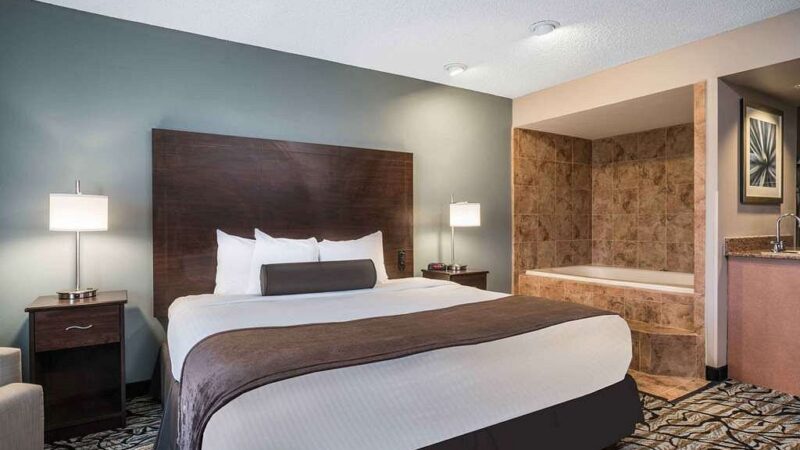 Days Inn & Suites by Wyndham Wausau, room with private jacuzzi