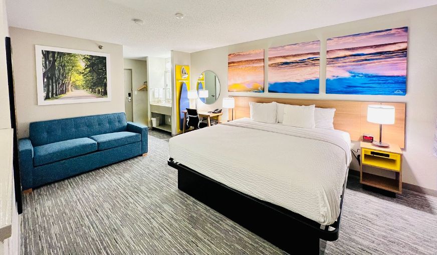 Days Inn by Wyndham Racine/Sturtevant, room with private jacuzzi, photo 2