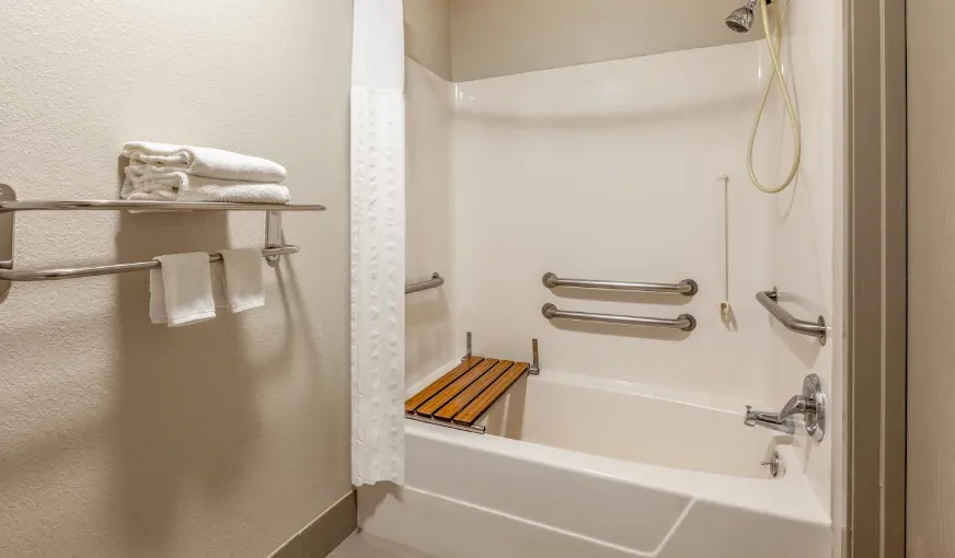 Days Inn by Wyndham Racine/Sturtevant, room with private jacuzzi, photo 3