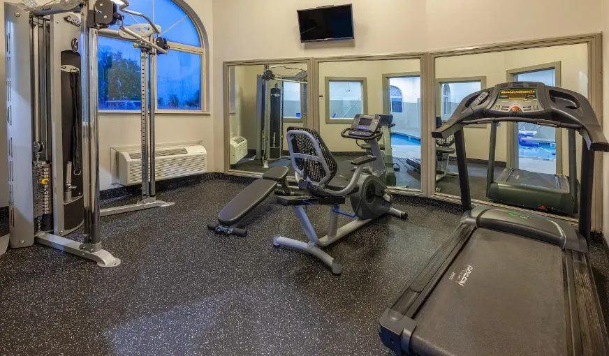 Days Inn by Wyndham Racine/Sturtevant, room with private jacuzzi, photo 8