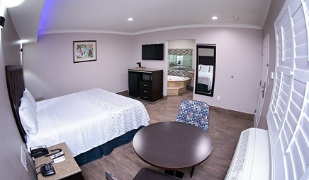 Diamond Bell Inn & Suites, room with private jacuzzi, photo 1
