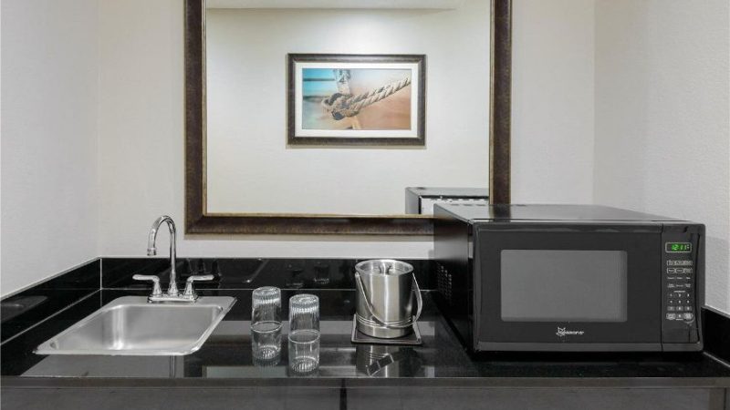 DoubleTree by Hilton Hotel West Palm Beach Airport, room with private jacuzzi, photo 5